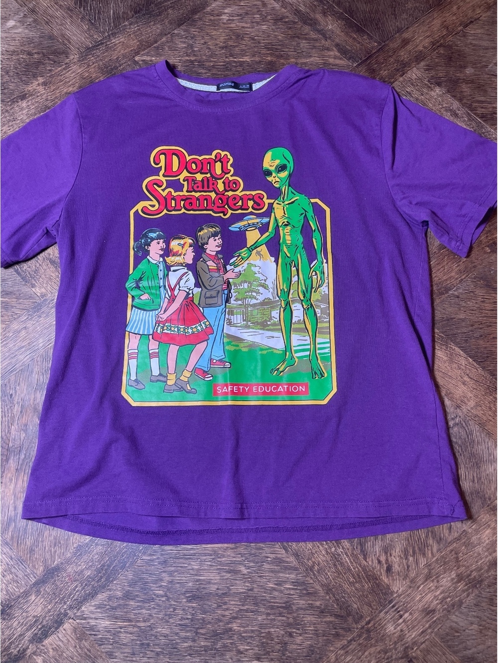 “Don’t Talk to Strangers” Alien Purple Graphic Tee Women's Small- 015